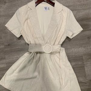 Romper w/ pockets V neckline
Elasticated waistband w/belt
70% viscose 30% linen